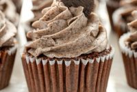Cookies and Cream Chocolate Cupcakes