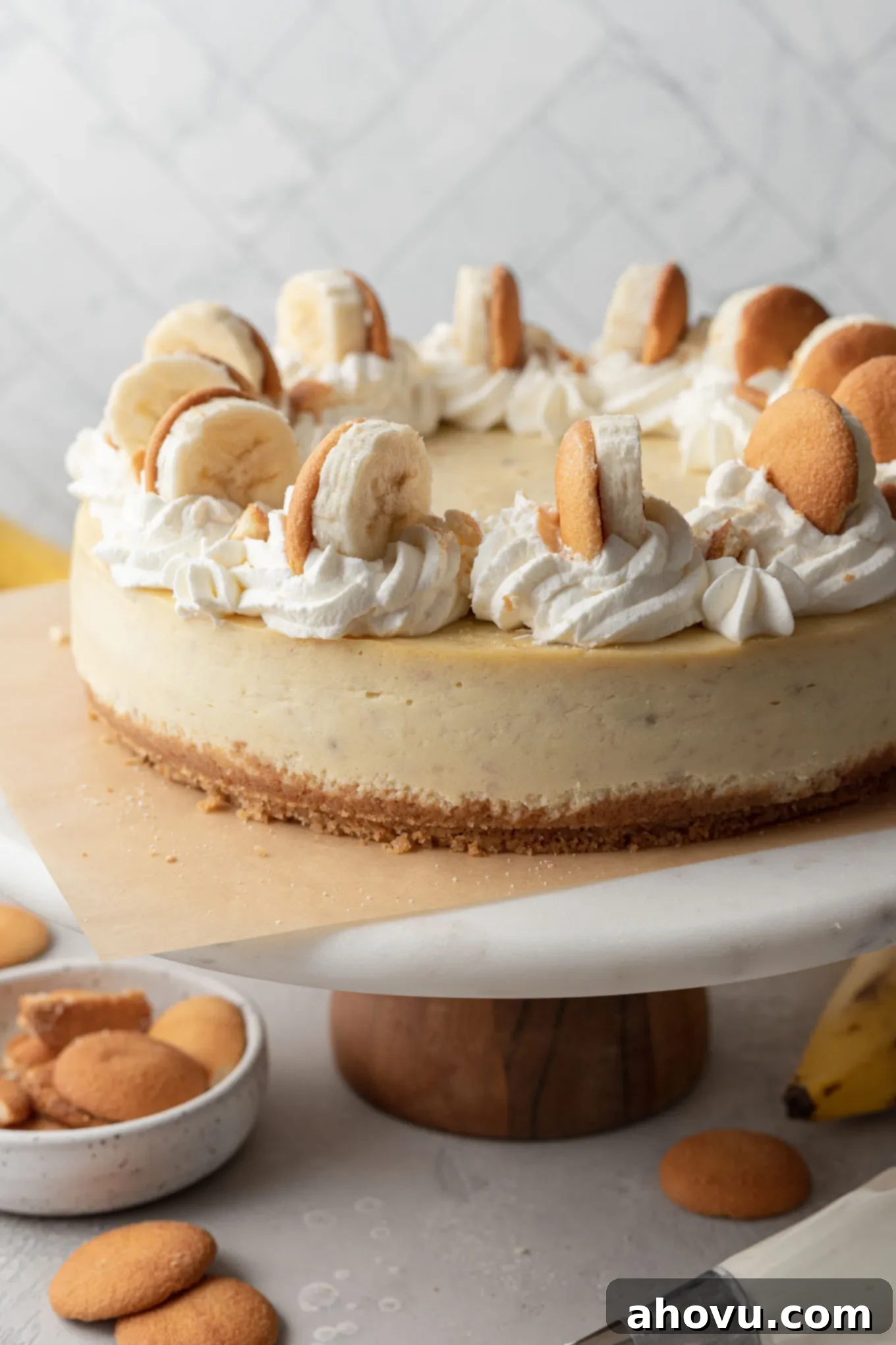 Banana Pudding Cheesecake 2 A banana pudding cheesecake on a cake stand.