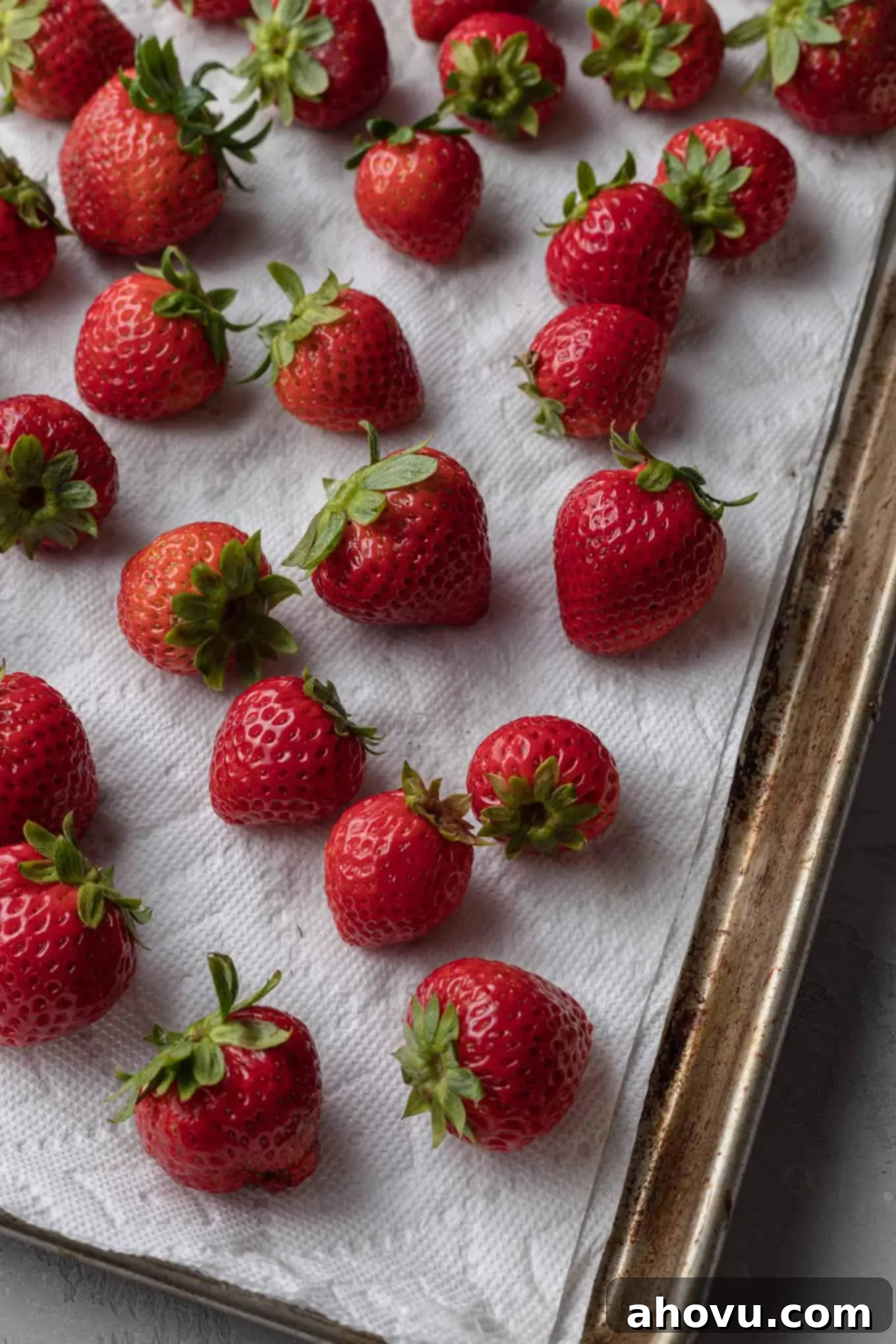 Luscious Chocolate Strawberries 4 Fresh strawberries washed and left to dry on a paper towel-lined baking tray.